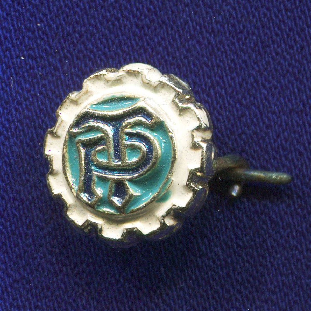 Спортивное общество трудовые резервы. Значок ДСО темп.