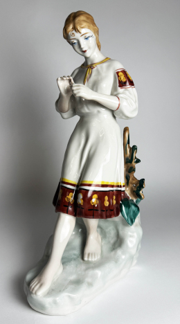 Статуэтка "Гадание на ромашке" (Полонский завод художественной керамики). 1960-70  гг. Фарфор СССР